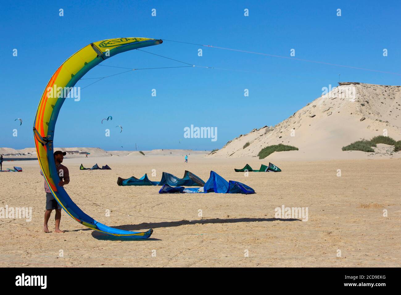 Morocco, Western Sahara, Dakhla, kitesurfer holding his sail on the beach of Dakhla Attitude kitesurf camp Stock Photo