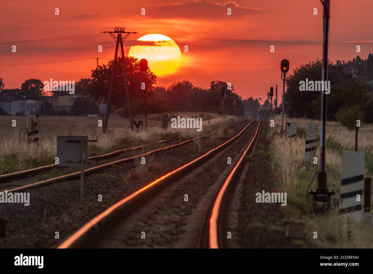 Sun setting over railroad hi-res stock photography and images - Alamy