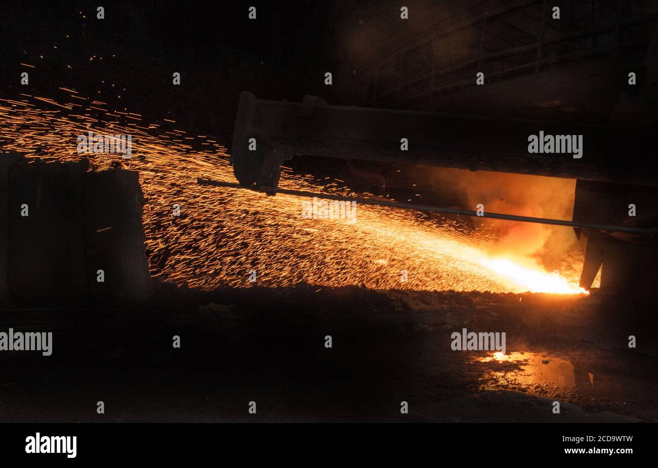 Molten metal pouring hi-res stock photography and images - Alamy