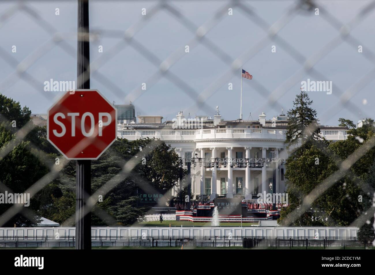 Washington, USA. 28th Aug, 2020. Security fences are set up outside the White House as U.S. President Donald Trump plans to deliver his Republican National Convention (RNC) acceptance speech at the White House, in Washington, DC, the United States, on Aug. 27, 2020. The White House has beefed up security ahead of U.S. President Donald Trump's speech to accept the Republican Party's renomination from the South Lawn on Thursday night, while protesters are expected to stage demonstrations in the capital city. Credit: Ting Shen/Xinhua/Alamy Live News Stock Photo