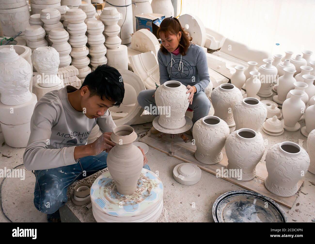 Ceramic workers of traditional ceramics Chu Dau, Nam Sach, Hai Duong, Vietnam Stock Photo