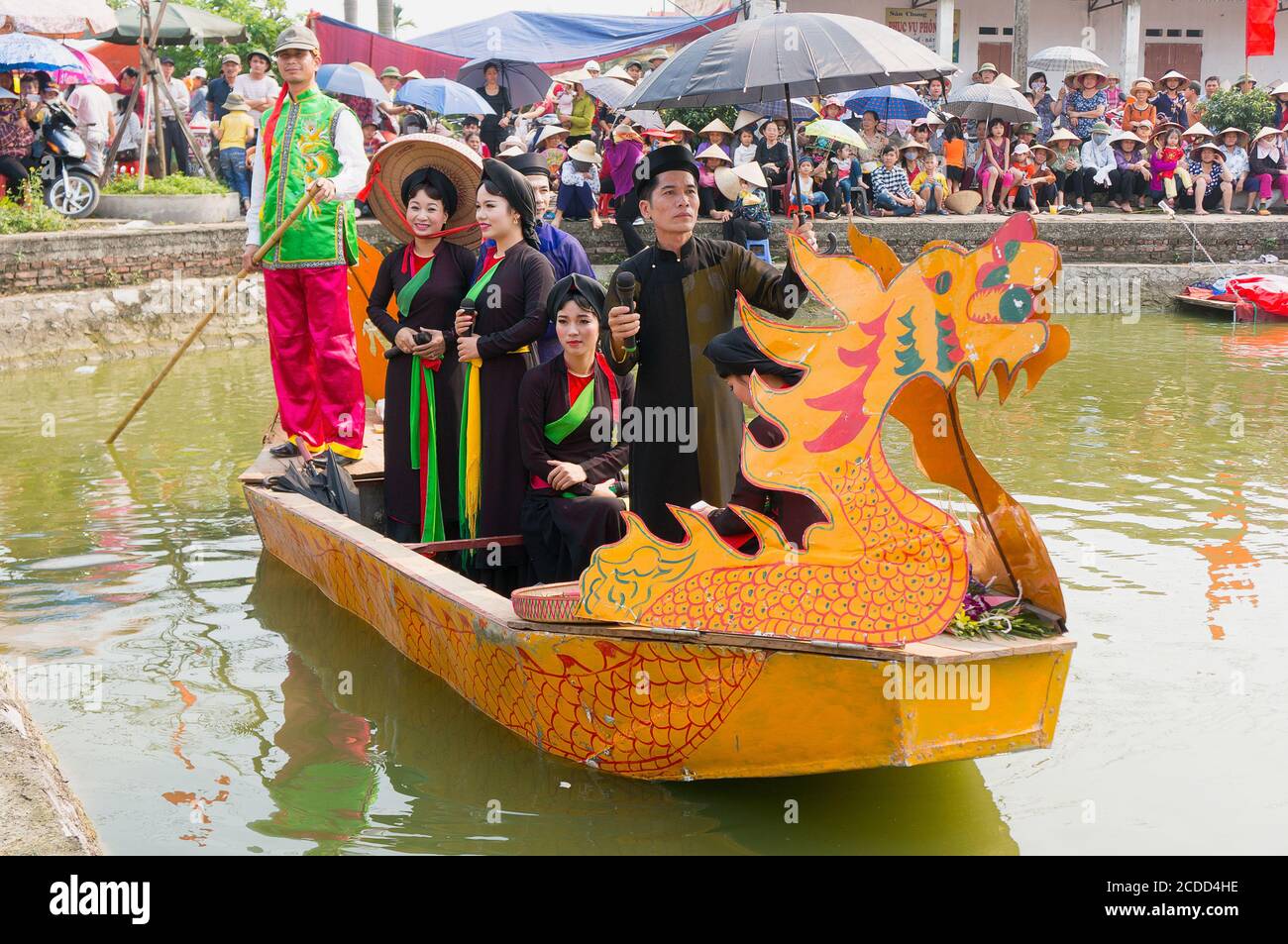 festival, folk singing on the boat. Intangible Heritage of Humanity, held at the lakes Bac Ninh, Vietnam Stock Photo