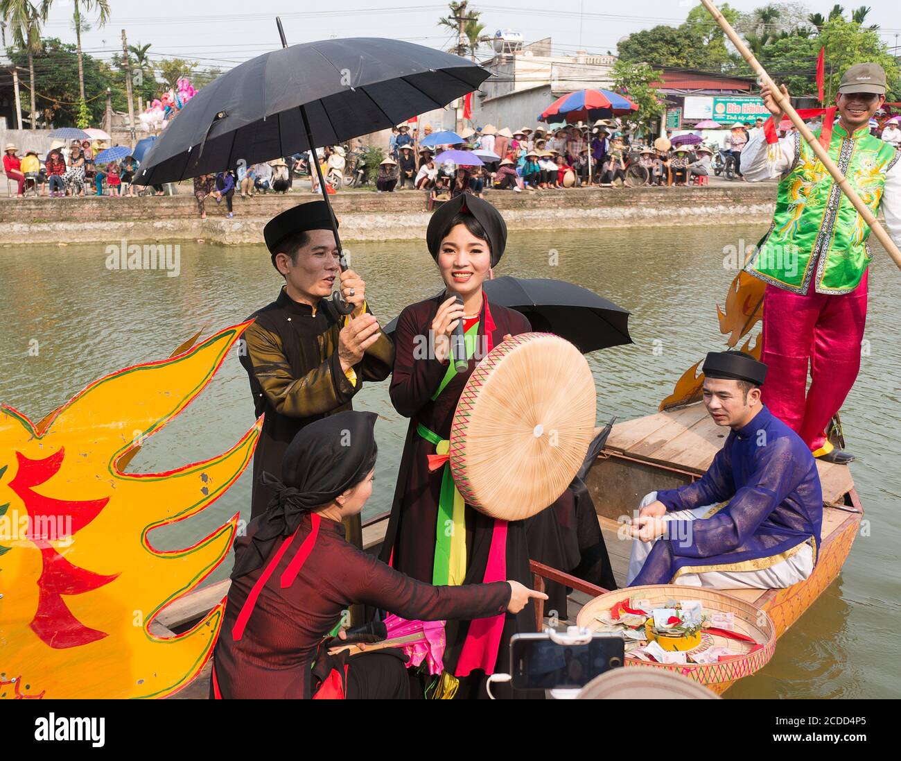 festival, folk singing on the boat. Intangible Heritage of Humanity, held at the lakes Bac Ninh, Vietnam Stock Photo