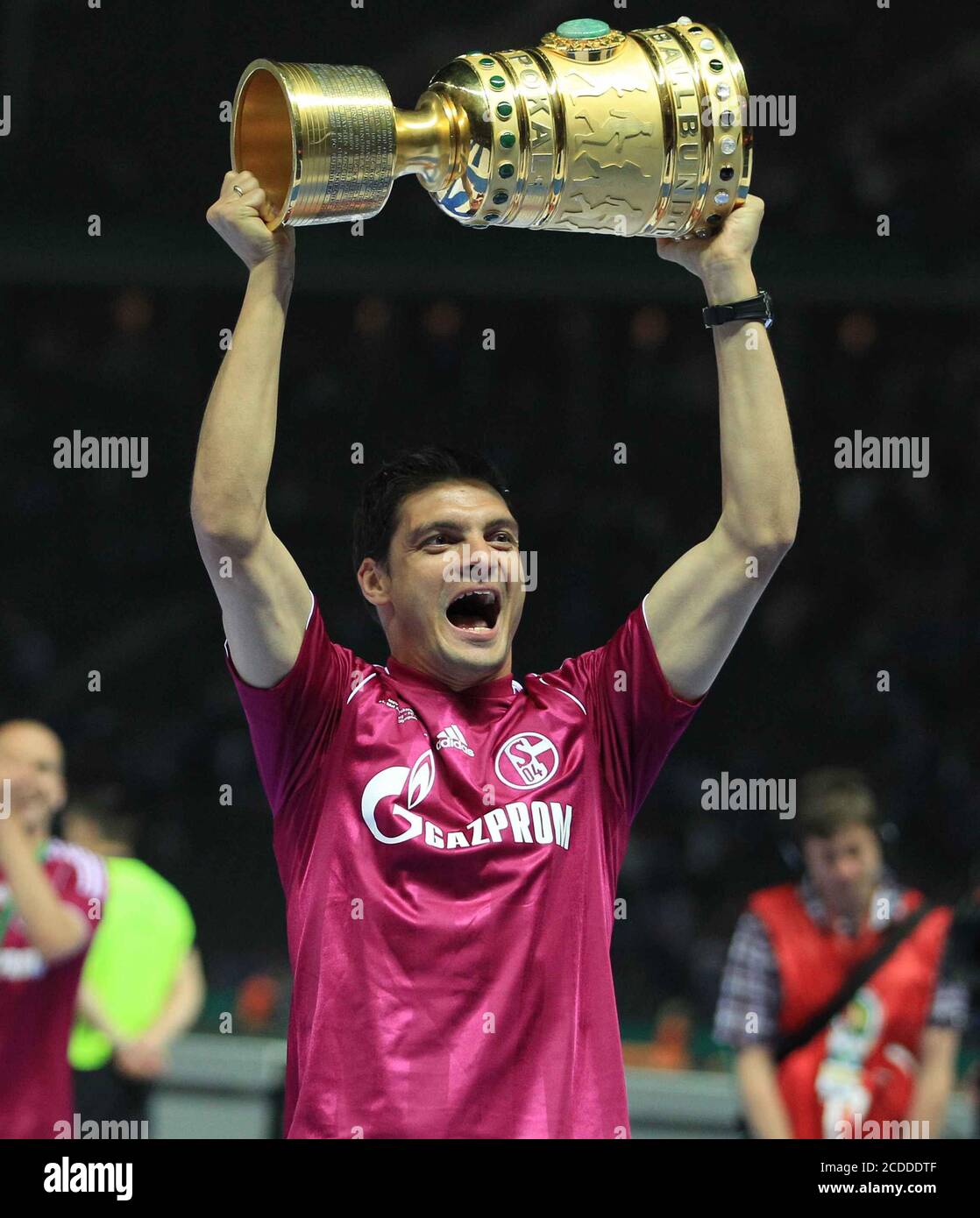 Berlin Deutschland 21st May 2011 Firo Fuvuball Football 21 05 2011 Dfb Pokal Final Final Season 2010 2011 Msv Duisburg Fc Schalke 04 5 0 German Cup Winner 2011 Fc Schalke Angelos Charisteas Cup