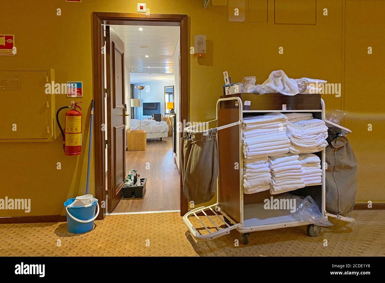 https://c8.alamy.com/comp/2CDE1Y8/impressions-from-lisbon-during-the-coronavirus-pandemic-on-august-19-2020-housekeeping-in-a-hotel-cleaning-lady-cleaning-worker-work-in-a-hotel-a-cart-with-bed-linen-and-towels-stands-in-front-of-an-open-door-of-a-hotel-room-usage-worldwide-2CDE1Y8.jpg