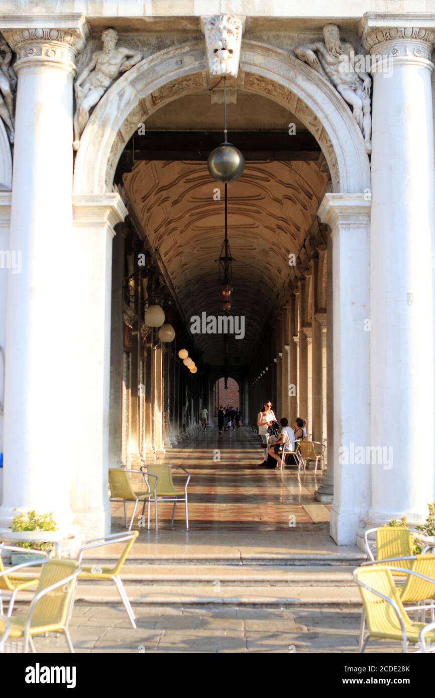 VENECIS, ITALY - Jul 27, 2018: Vista de una calle de Venecia. Italia. Stock Photo