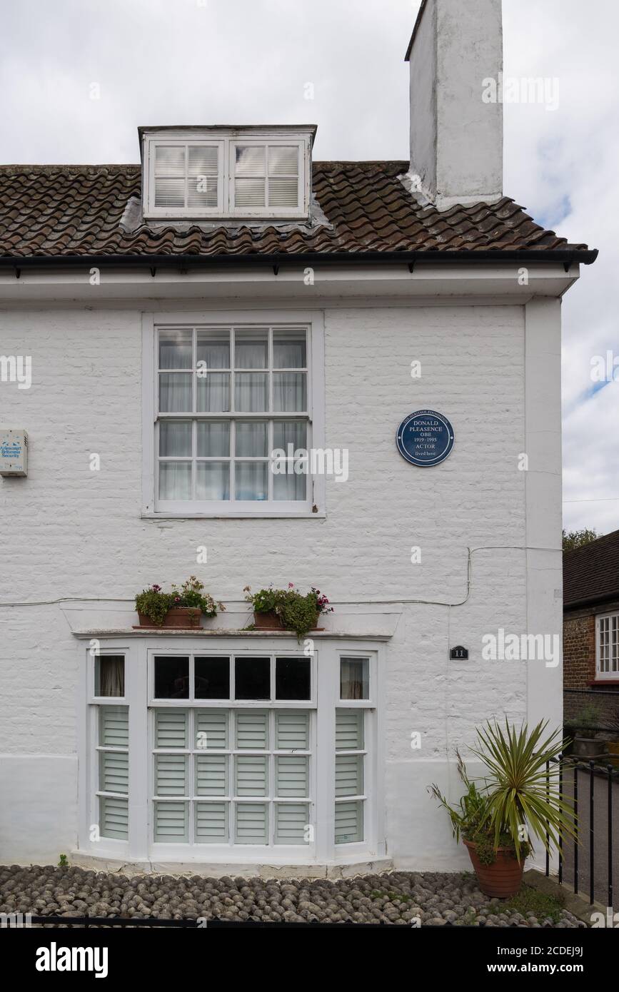 The former home of the actor Donald Pleasence OBE, with Heritage Foundation blue plaque. Strand-on-the-Green, Chiswick, London,England, UK Stock Photo
