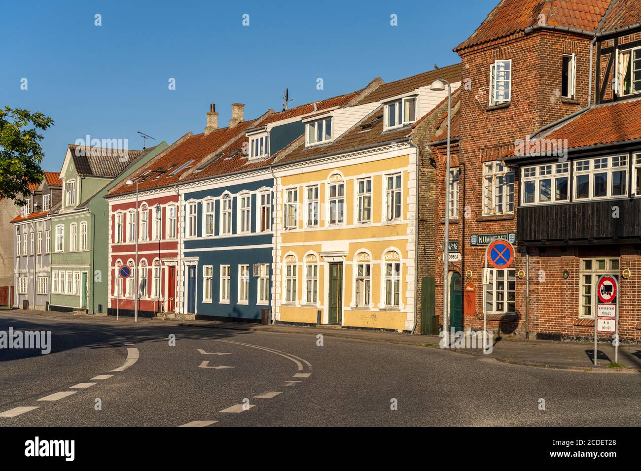 Bunte Häuser in der Innenstadt von  Rudköbing,  Insel Langeland, Dänemark, Europa |   colurful houses in Rudköbing, Langeland island, Denmark, Europe Stock Photo