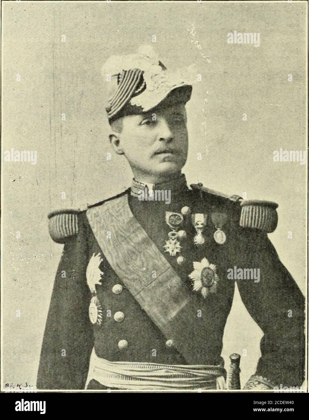 . Mission Pavie, Indo-Chine, 1879-1895 : géographie et voyages . il comptait aborder avec le roi, et me trouvant en accordcomplet avec sa pensée, il memmena au palais comme son interprète. Lorsquil en sortit, content du résultat de sa démarche, il me demandace que je pensais quil pouvait faire dutile pour le Cambodge, et com-ment, pour moi-même, il lui serait donné de mêtre agréable. Je le suivis sur sa canonnière, comprenant quil serait pour le paysun protecteur éclairé, et sentant cpie son cœur devinait lattachement pourlui qui naissait en moi. Quand le quittant à lheure du départ, ayantobte Stock Photo