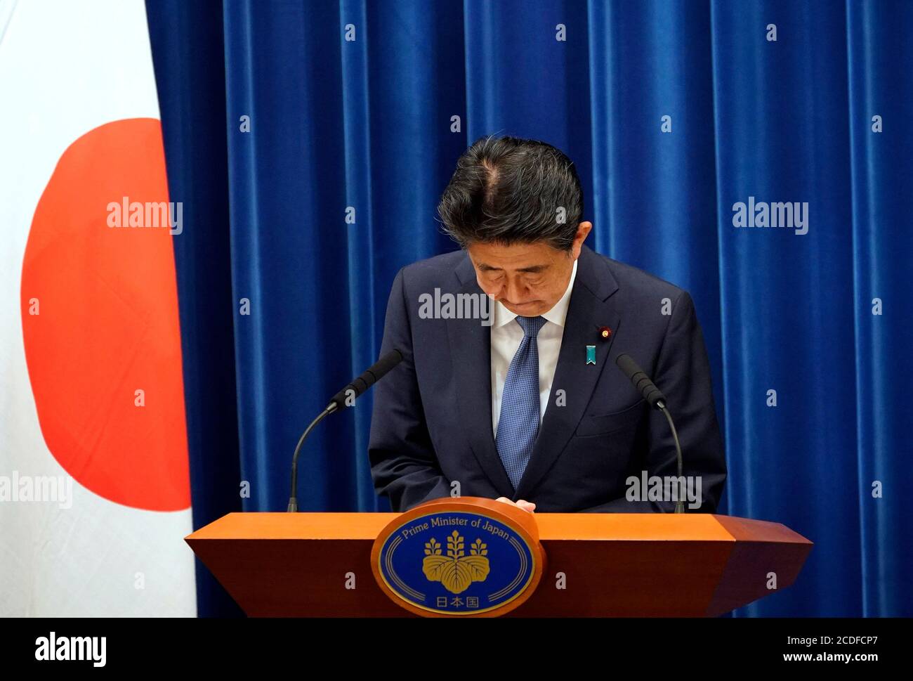 Tokyo, Japan. 28th Aug, 2020. Japanese Prime Minister Shinzo Abe bows during a press conference in Tokyo, Japan, Aug. 28, 2020. Japanese Prime Minister Shinzo Abe has said at a press conference on Friday that he will step down from his post due to health concerns. (Franck Robichon/Pool via Xinhua) Credit: Xinhua/Alamy Live News Stock Photo