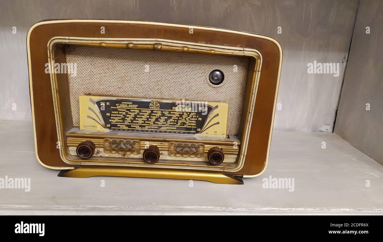 Antique radio hi-res stock photography and images - Page 3 - Alamy
