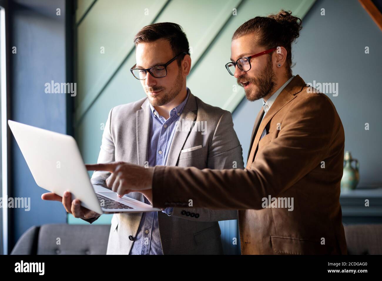 Business people team laughing hi-res stock photography and images - Alamy