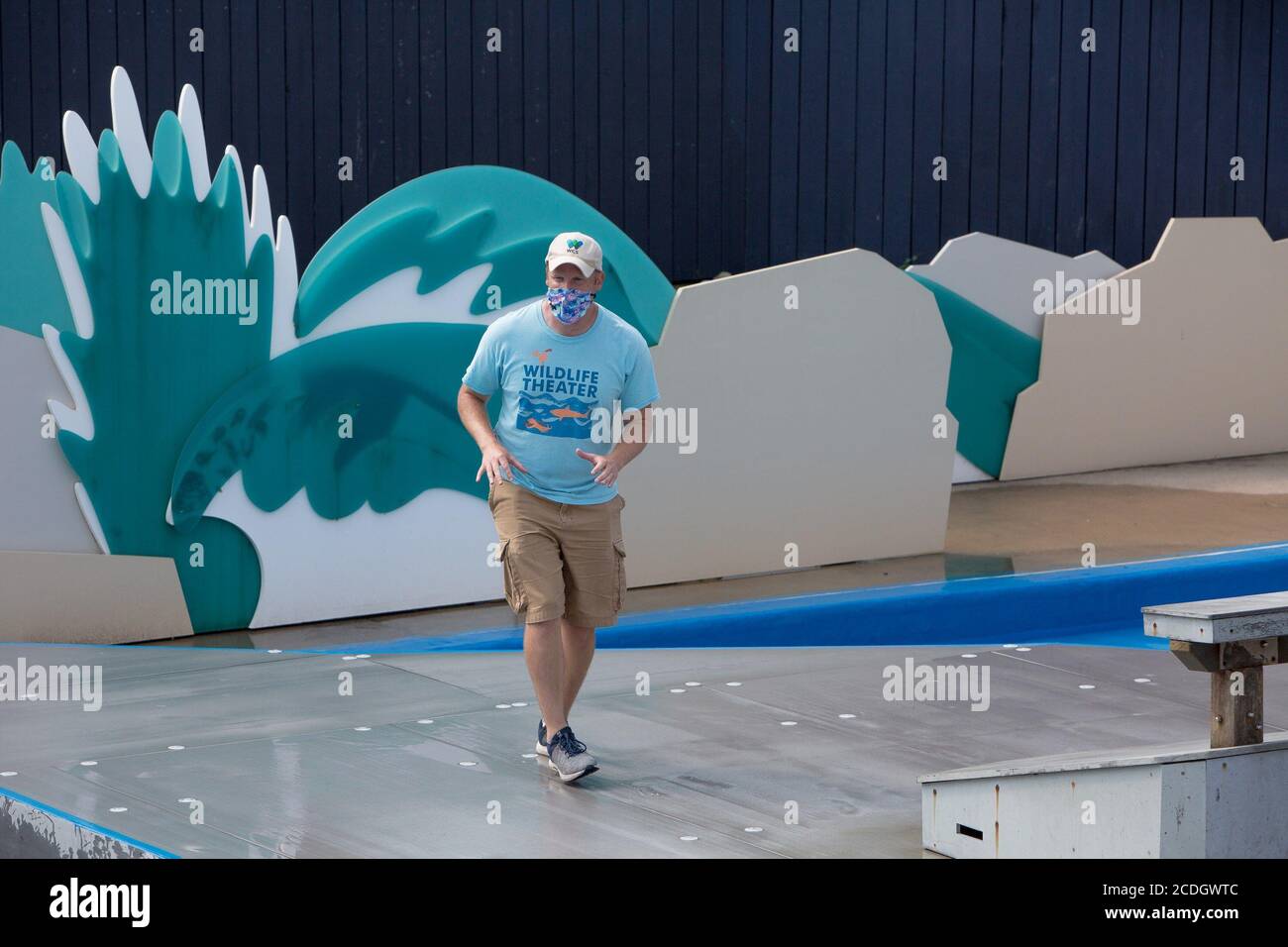 Brooklyn, NY, USA. 27th Aug, 2020. a trainer at re-opening of the New York City Aquarium in Coney Island in attendance for The New York Aquarium Reopens to the Public After Closing Due To Corona Virus, Coney Island, Brooklyn, NY August 27, 2020. Credit: Mark Doyle/Everett Collection/Alamy Live News Stock Photo