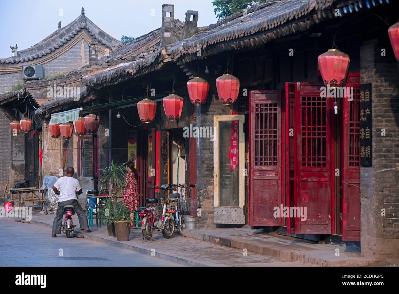 17th–19th century shops and residences in the main street of the city Pingyao, Jinzhong, Shanxi / Shansi Province, China Stock Photo