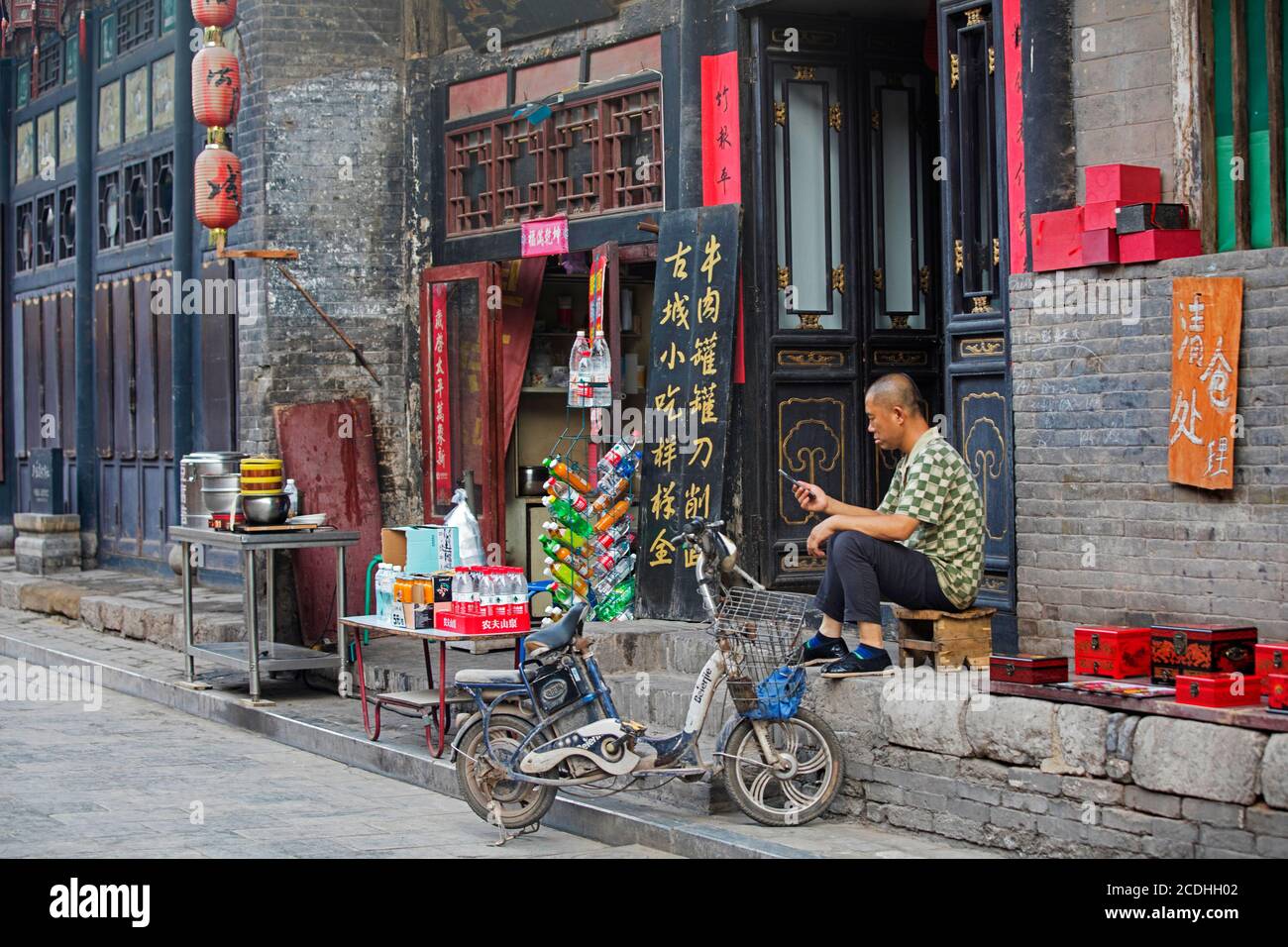 17th–19th century shops and residences in the main street of the city Pingyao, Jinzhong, Shanxi / Shansi Province, China Stock Photo