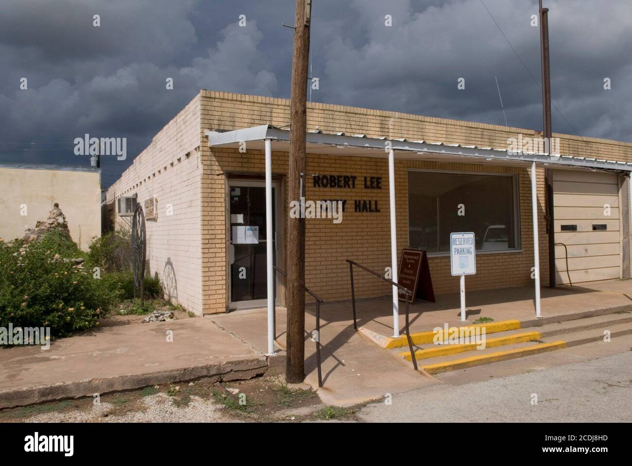 Robert Lee, TX  July 26, 2007: City hall in downtown Robert Lee, TX, population 1,500 hardy Texans and  the county seat of Coke County.       ©Bob Daemmrich Stock Photo