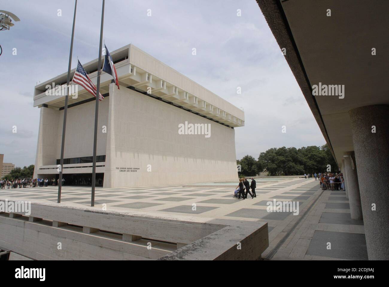 Austin, Texas: July 13, 2007: Family members arrive at the LBJ Library prior to a public viewing of the casket of former First Lady Lady Bird Johnson. Mrs. Johnson, the widow of former Pres. Lyndon B. Johnson, died Wednesday, July 11, at age 94. ©Marjorie Cotera/Daemmrich Photography Stock Photo