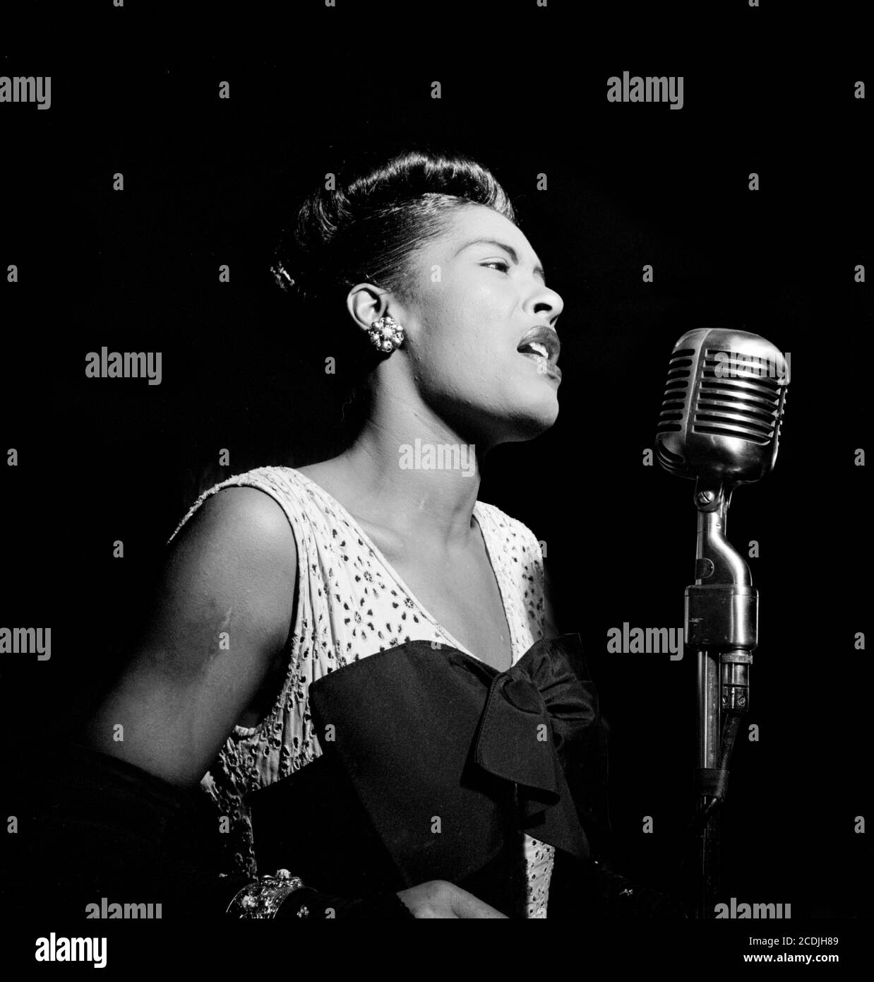 Billie Holiday. Portrait of the American jazz singer Billie Holiday (1915-1959 ) at Downbeat, New York, c.1947 Stock Photo