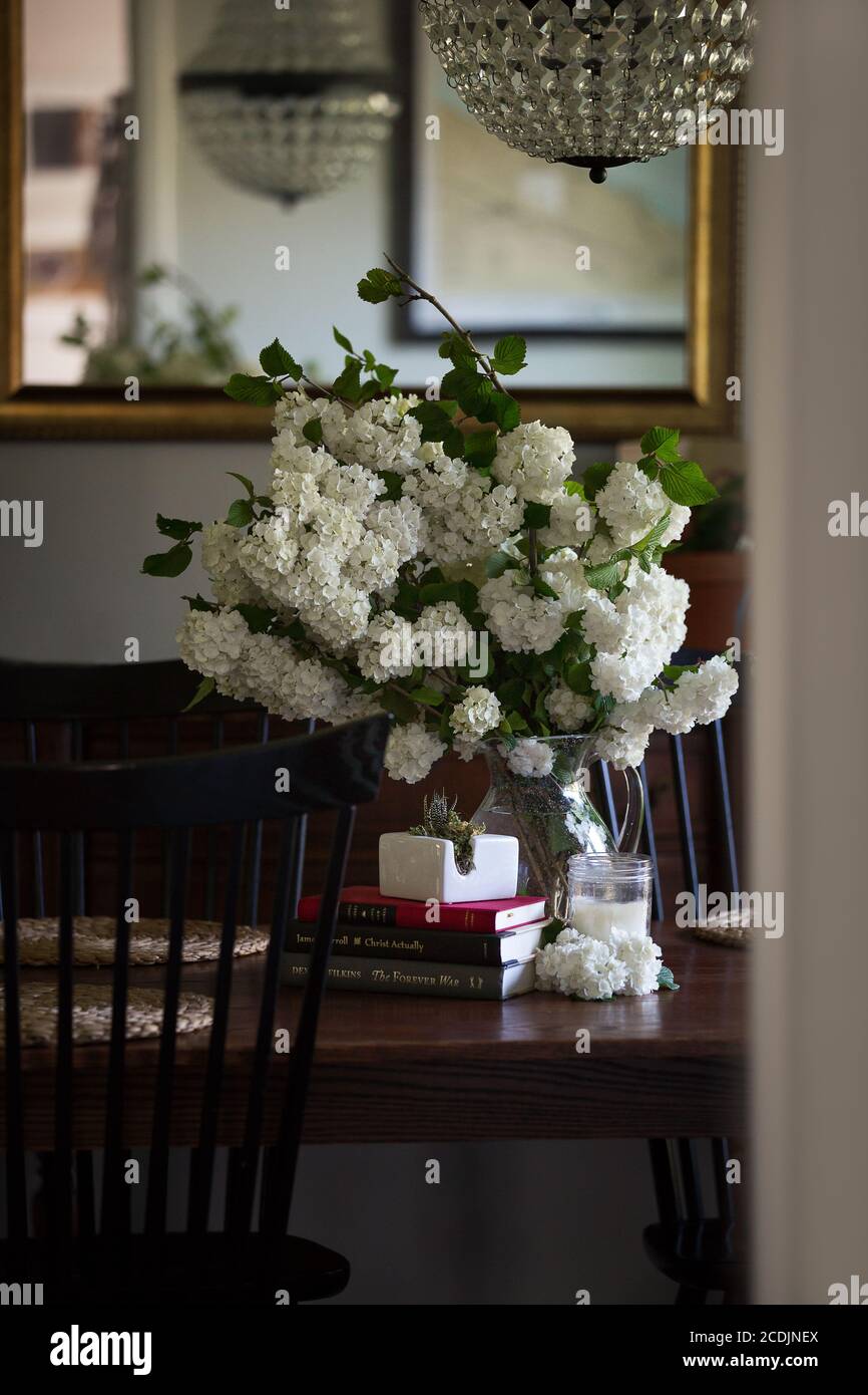 Elegant dining room white chairs hi-res stock photography and images ...