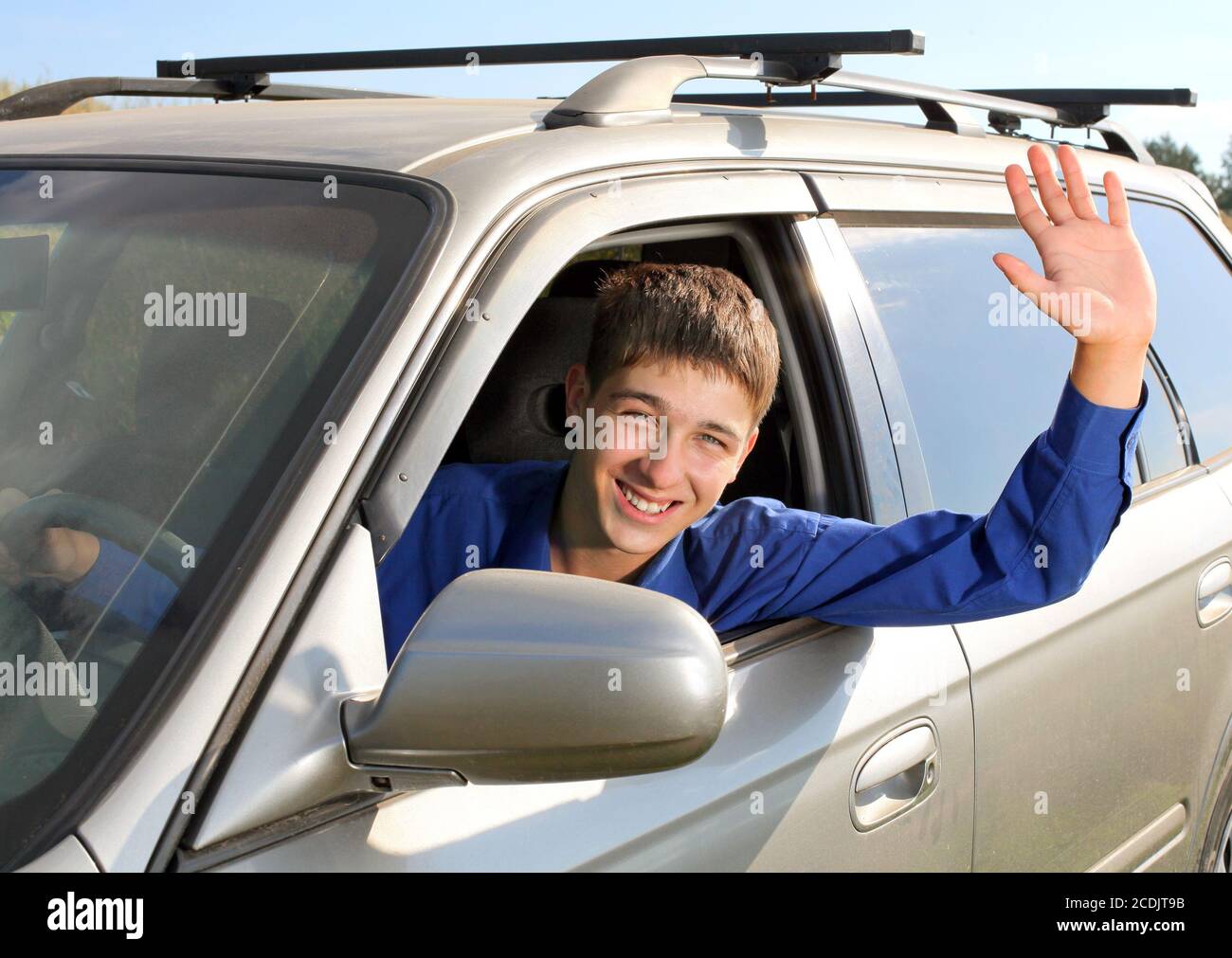вожу машину в 17. автошкола. радостный водитель. подросток водит машину. девушка водитель.
