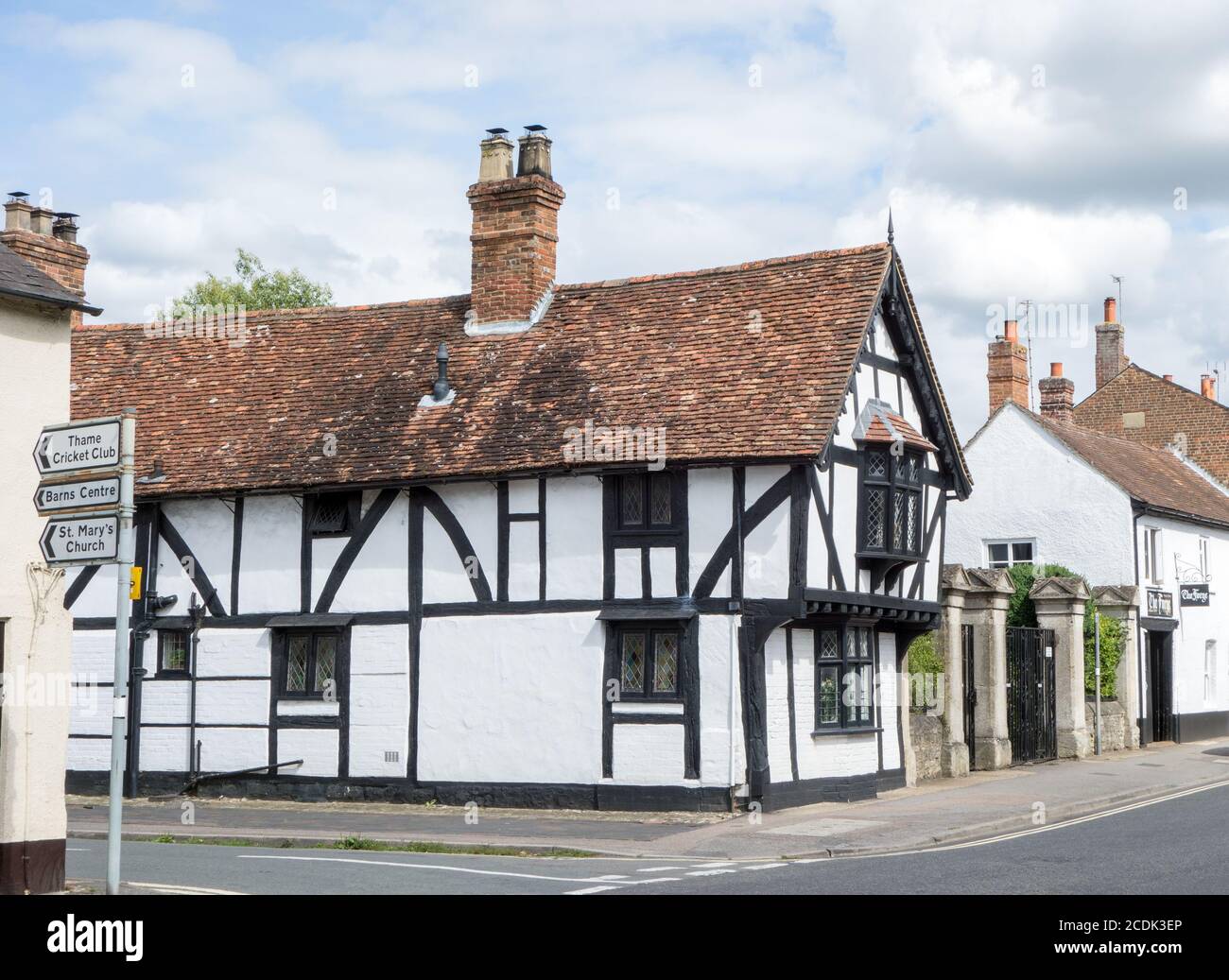 Black and white half timbered alms houses in the Oxfordshire market town of Thame Stock Photo