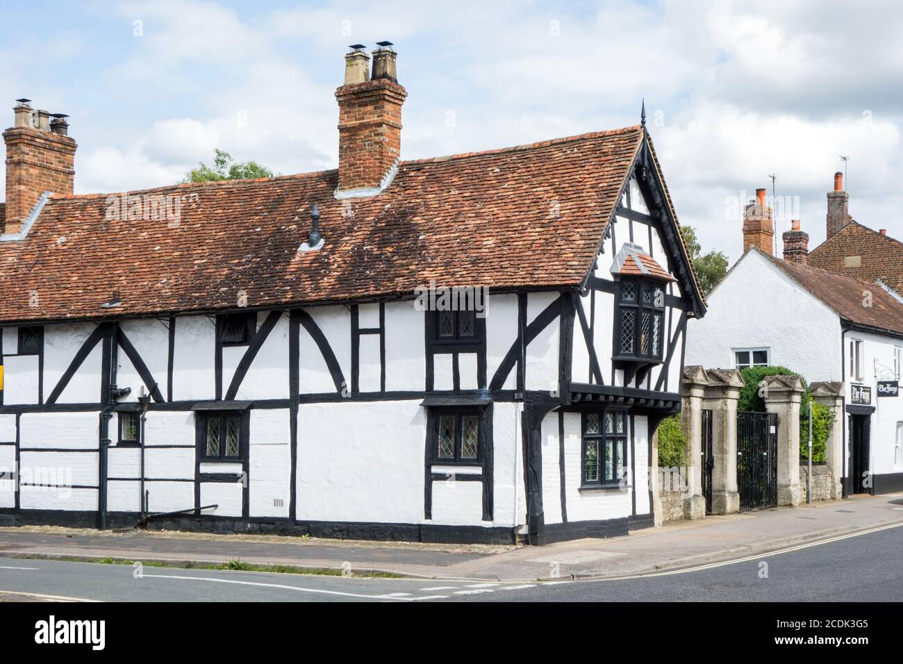 Black and white half timbered alms houses in the Oxfordshire market town of Thame Stock Photo