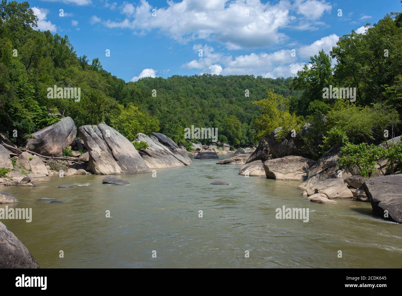 Large boulders below Cumberland Falls on the Cumberland River in southeastern Kentucky Stock Photo