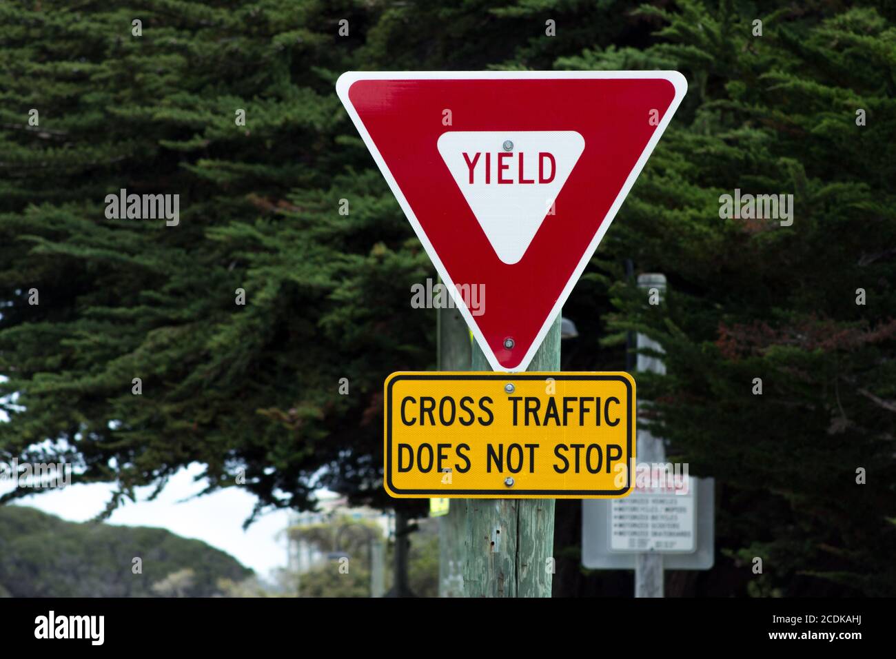 Yield ahead hi-res stock photography and images - Alamy