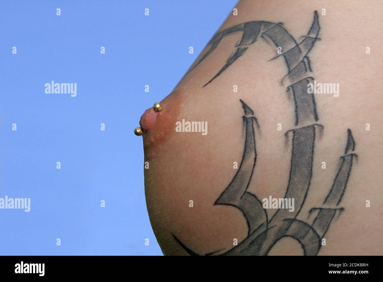 Brust mit tatoo und piercing Stock Photo