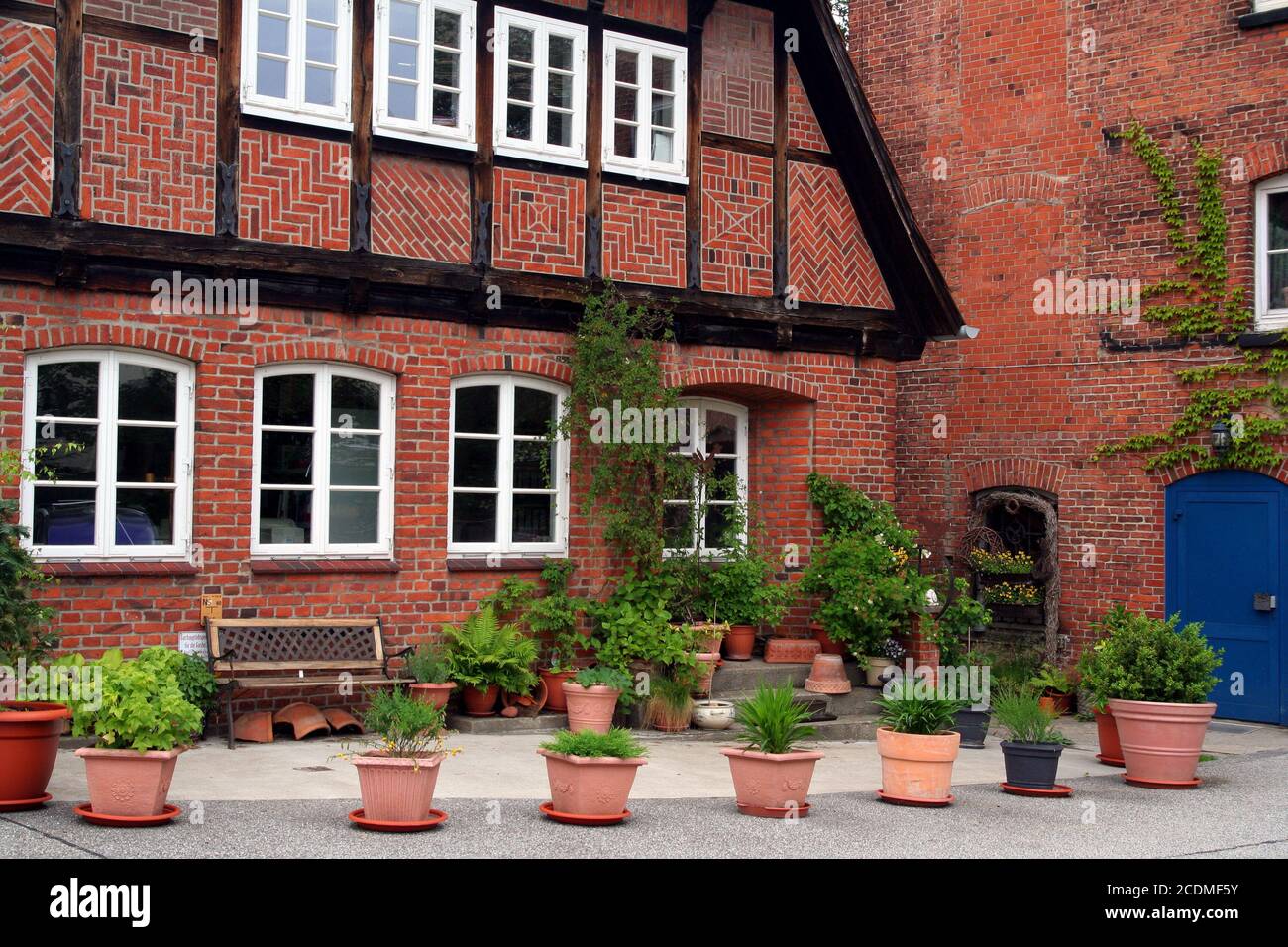 Beautiful front garden hi-res stock photography and images - Alamy