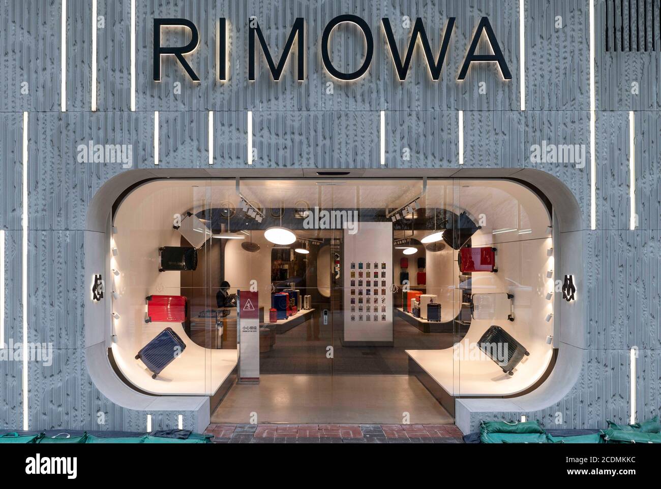 RIMOWA on X: On the streets in Copenhagen with the RIMOWA Original Cabin  in Titanium.⁣ ⁣ ⁣ ⁣Through the lens by Laurent Amiel.⁣ ⁣⁣ ⁣#RIMOWA  #RIMOWAoriginal  / X