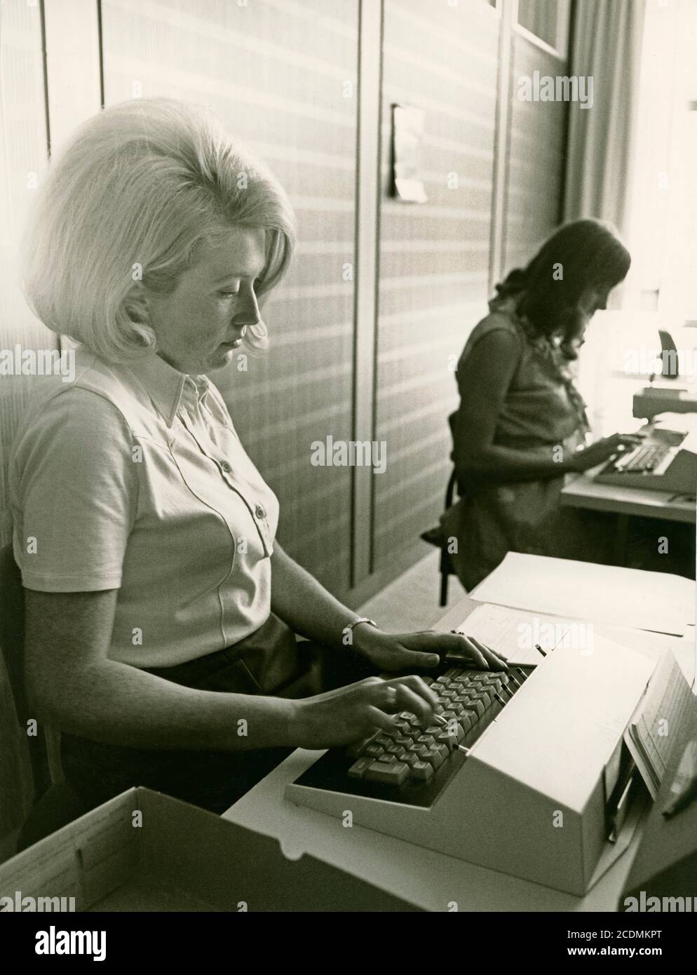 Data input, punching machines punch punch cards on which the commands are encrypted, IBM 360 mainframe computer, Technische Hochschule (today Stock Photo