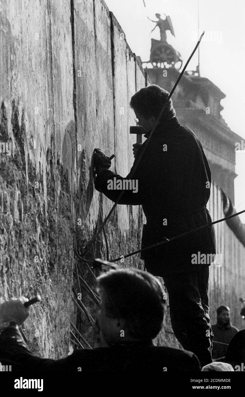 Tourists called wall woodpeckers at the Berlin Mauer and Brandenburg Gate, shortly after the fall of the wall, 1990, Berlin, Germany Stock Photo