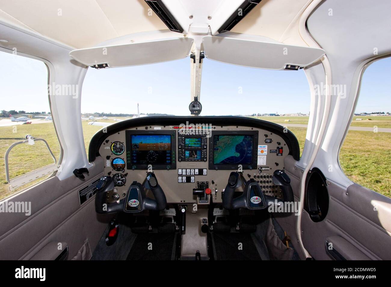 The glass cockpit and flight controls of a Piper PA-28-161 Warrior III featuring Avidyne FlightMax avionics Stock Photo