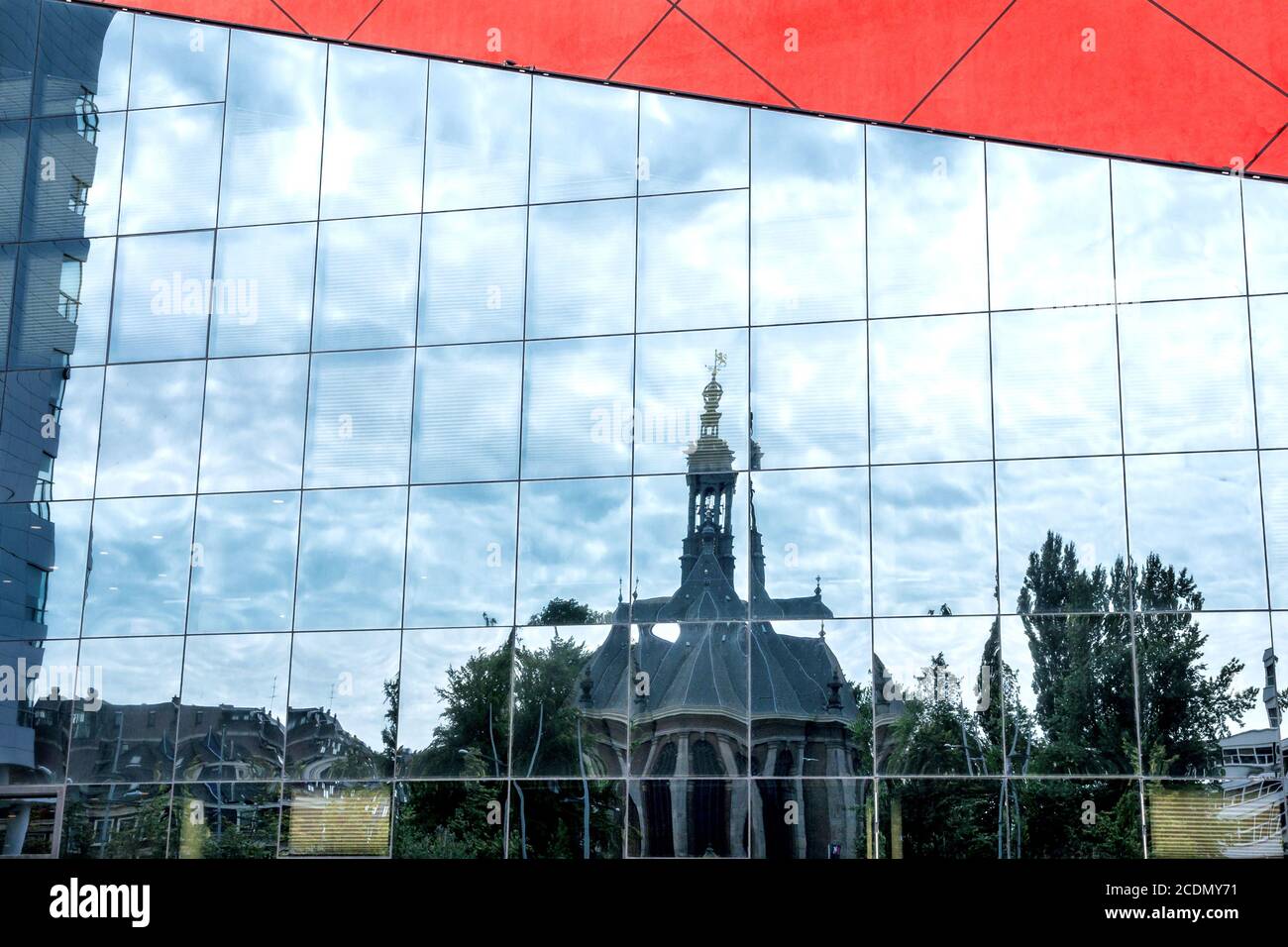 The Nieuwe Kerk on Spuiplein, Den Haag, mirrored i Stock Photo