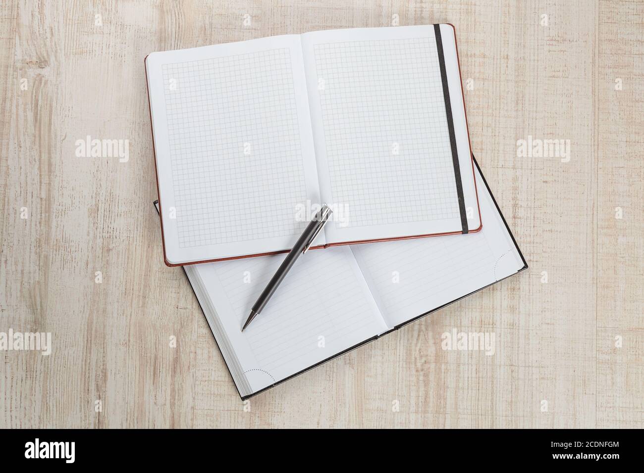 Blank notepad with pen on office wooden table Stock Photo - Alamy