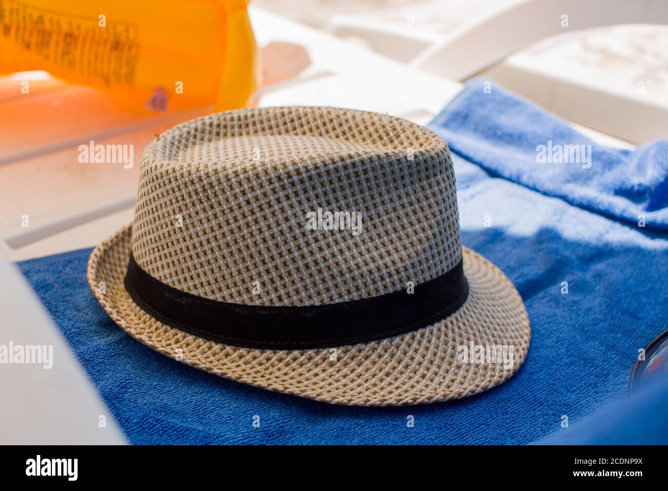 a mens beach hat on sun lounger Stock Photo - Alamy