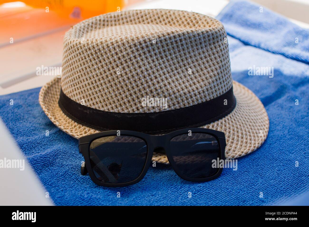 a mens beach hat on sun lounger Stock Photo Alamy