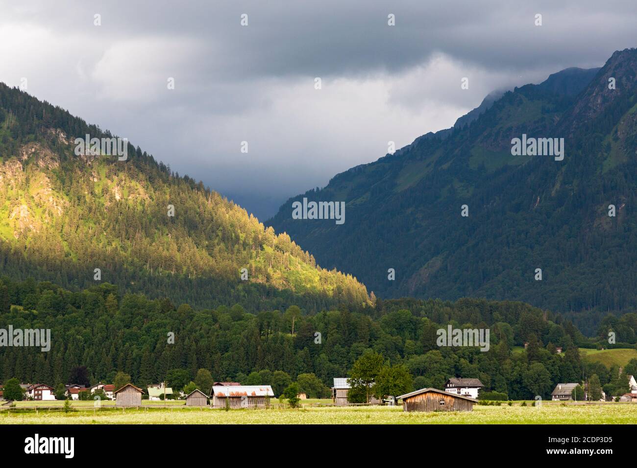 Scheune, Häuser, Sprungschanze, Bergen, tiefliegende Wolken Stock Photo