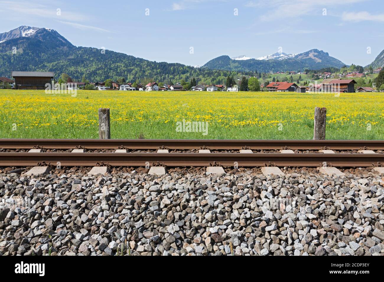 Allgäu, Oberstdorf, Wiesen, Berge, Landschaft, Ortschaft, Schienenstrang Stock Photo