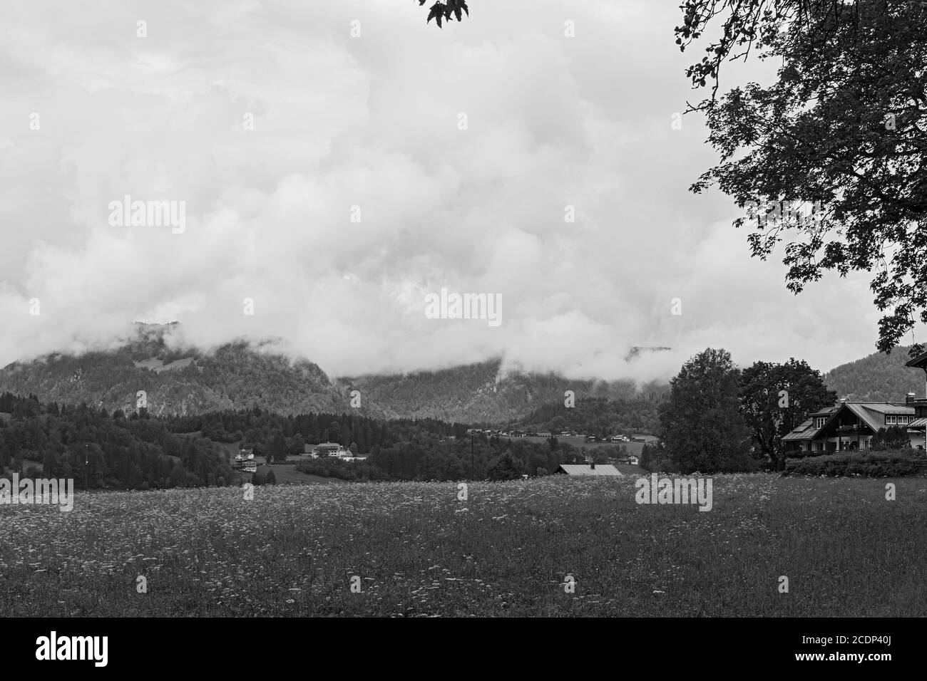 Wiesen, Häuser, Berge, Wolken, Ortsrand, Oberstdorf Stock Photo