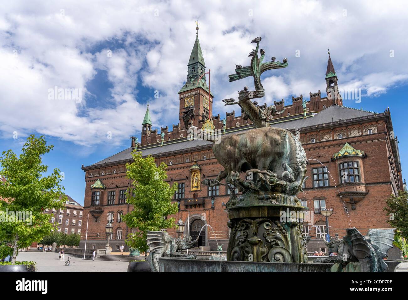 Der Drachenspringbrunnen  Dragespringvand und das Kopenhagener Rathaus, Kopenhagen, Dänemark, Europa |  The Dragon Fountain  Dragespringvandet and the Stock Photo