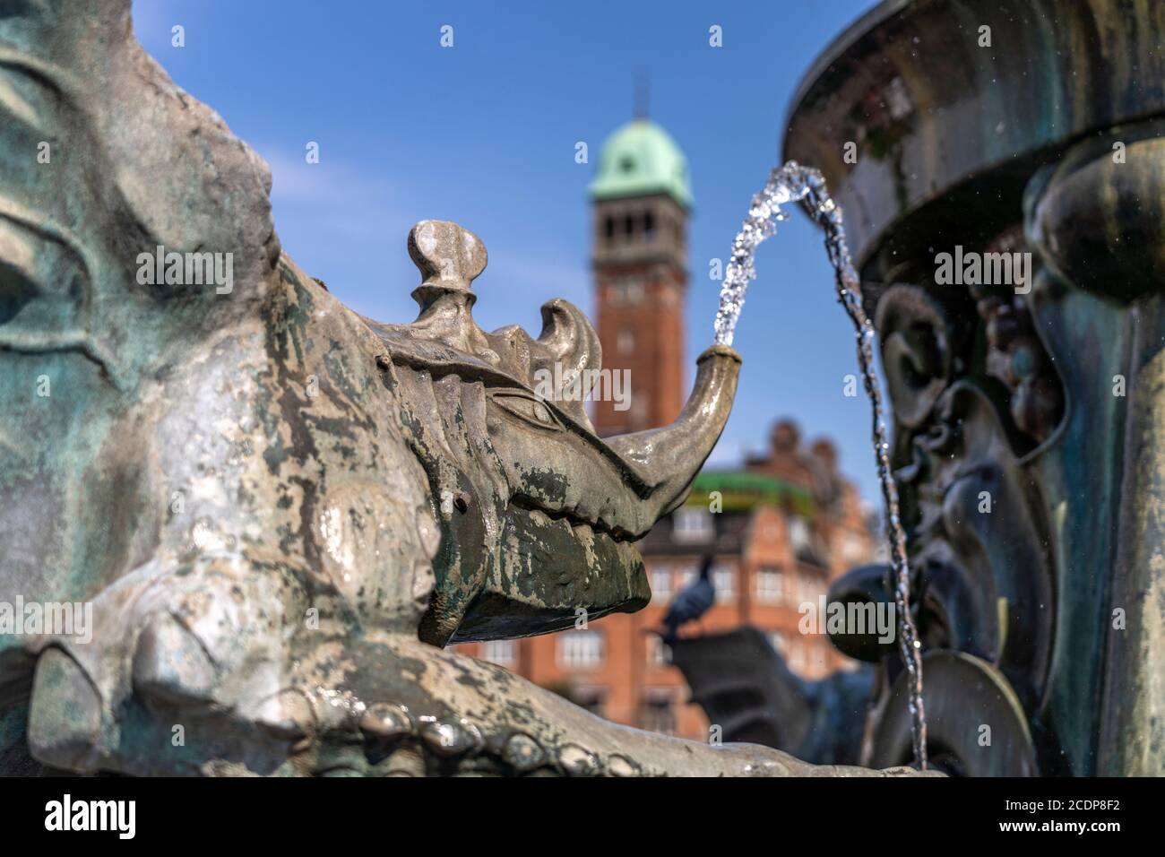 Detail des  Drachenspringbrunnen  Dragespringvand auf dem Rathausplatz, Kopenhagen, Dänemark, Europa |  Detail of the  Dragon Fountain  Dragespringvan Stock Photo