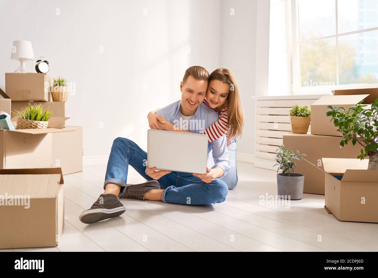 Happy young married couple are moving to new apartment Stock Photo - Alamy