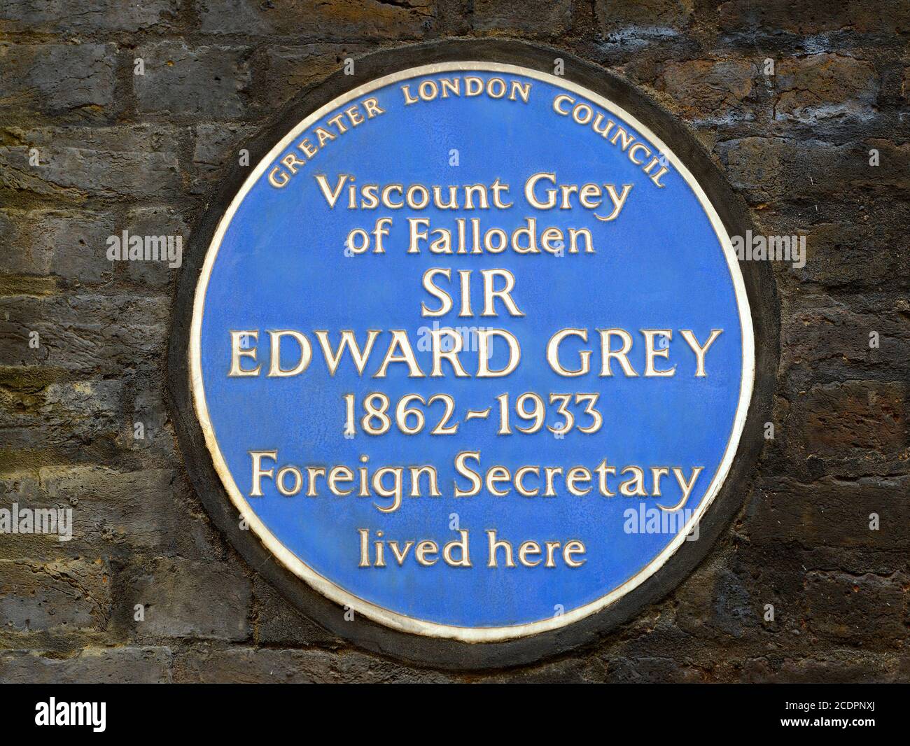 London, England, UK. Commemorative blue plaque: 'Viscount Grey of Falloden Sir Edward Grey 1862-1933 Foreign Secretary lived here' at 8 Queen Anne's G Stock Photo