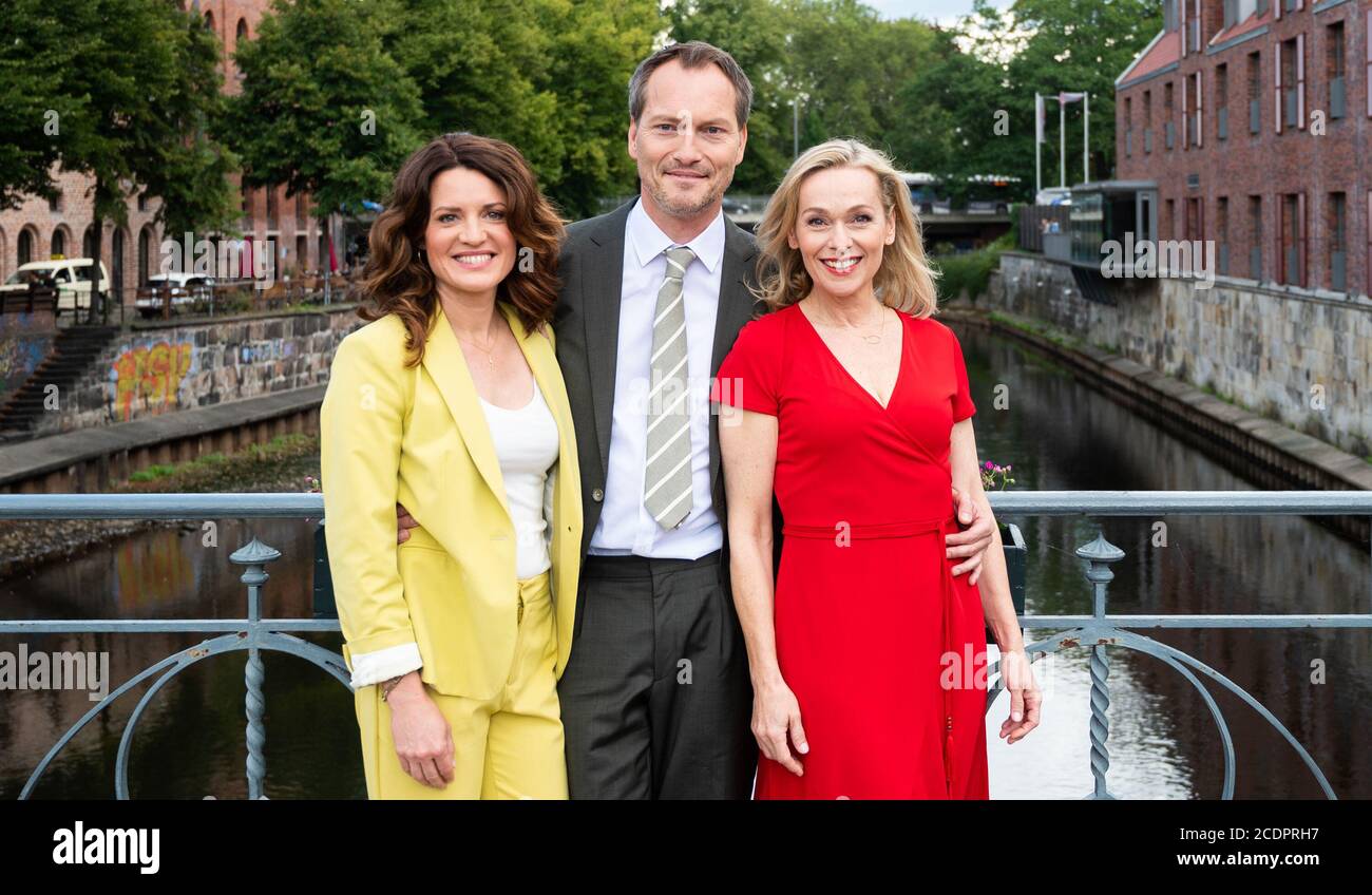 29 August 2020, Lower Saxony, Lüneburg: The actors, Judith Sehrbrock (l-r),  Herbert Schäfer and Jana Hora-Goosmann, smile on the sidelines of the  shooting for the opening credits of the ARD telenovela "Rote