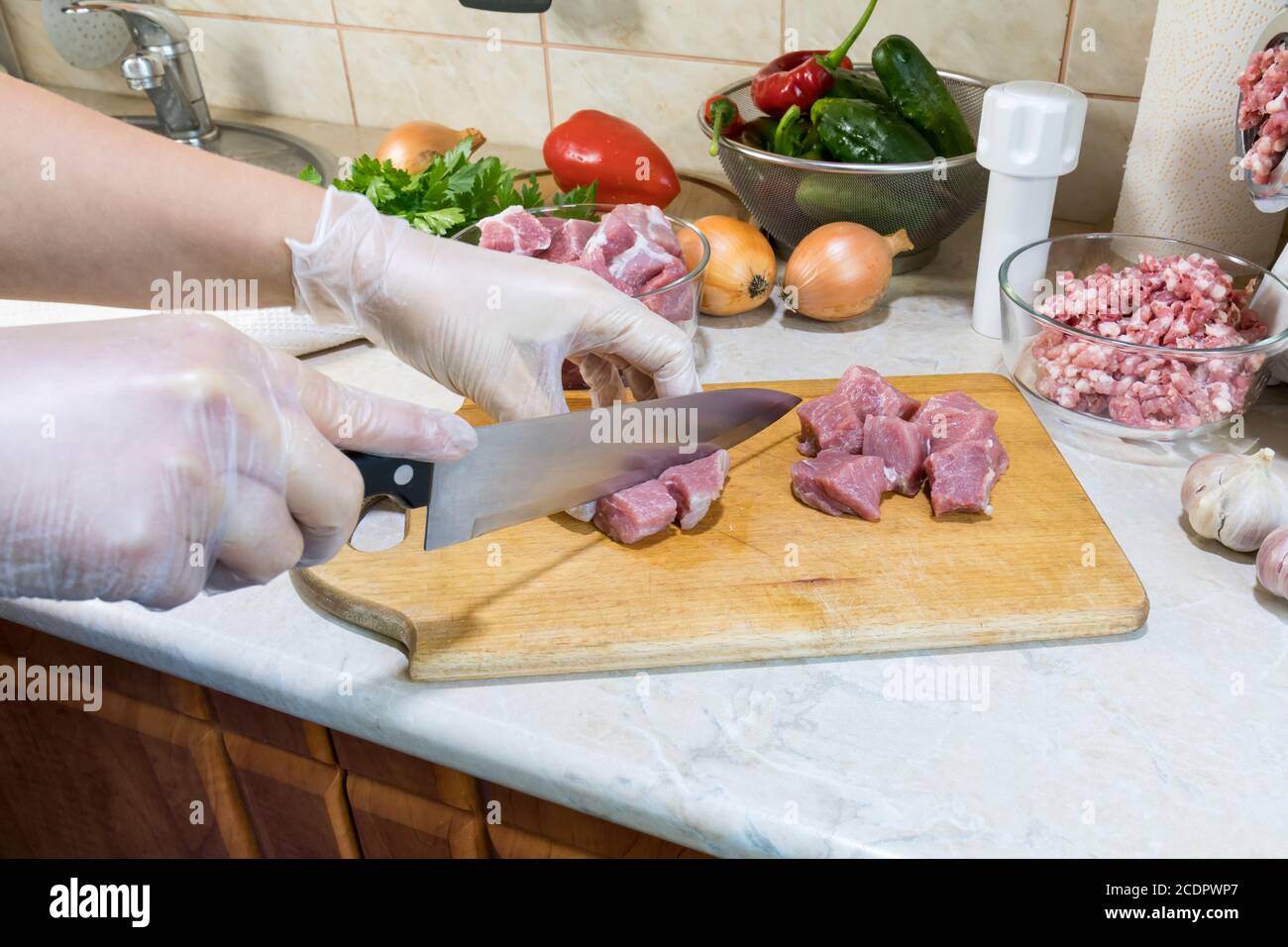 Можно мыть мясо. Разделочная доска режут мясо. Режут на разделочной доске. Человек с разделочной доской. Девушка с ножом и разделочной доской.