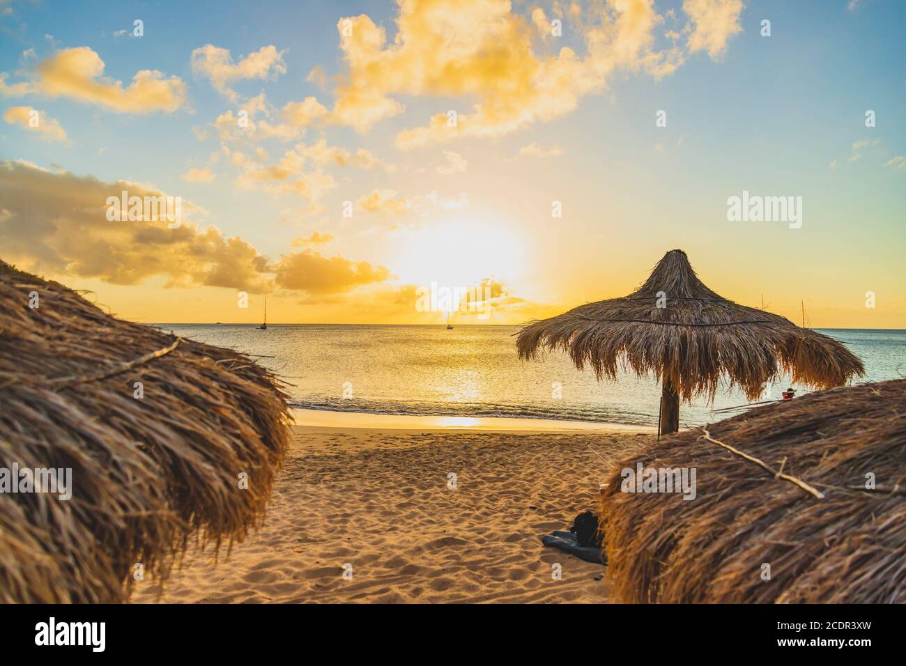 Tiki roof hi-res stock photography and images - Alamy