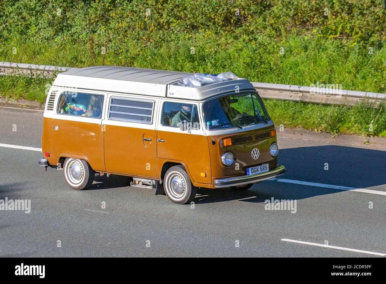 1978 70s seventies brown white VW Volkswagen Caravans and Motorhomes, campervans on Britain's roads, RV leisure vehicle, family holidays, caravanette vacations, Touring caravan holiday, 70s van conversions, Vanagon autohome, life on the road, bay window dormobile on the M6 motorway, UK Stock Photo