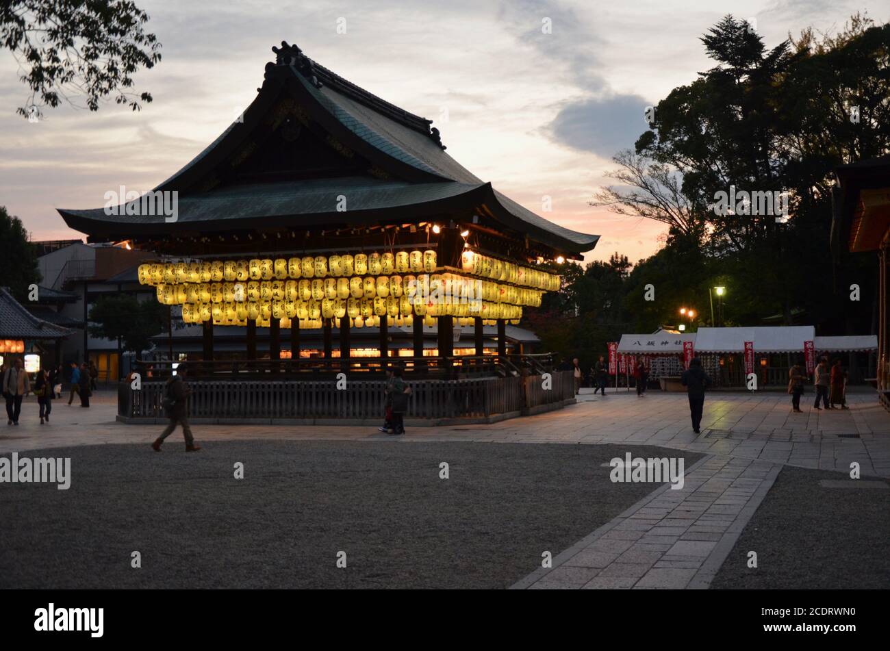 Yasaka jinja temple night in gion hi-res stock photography and images ...